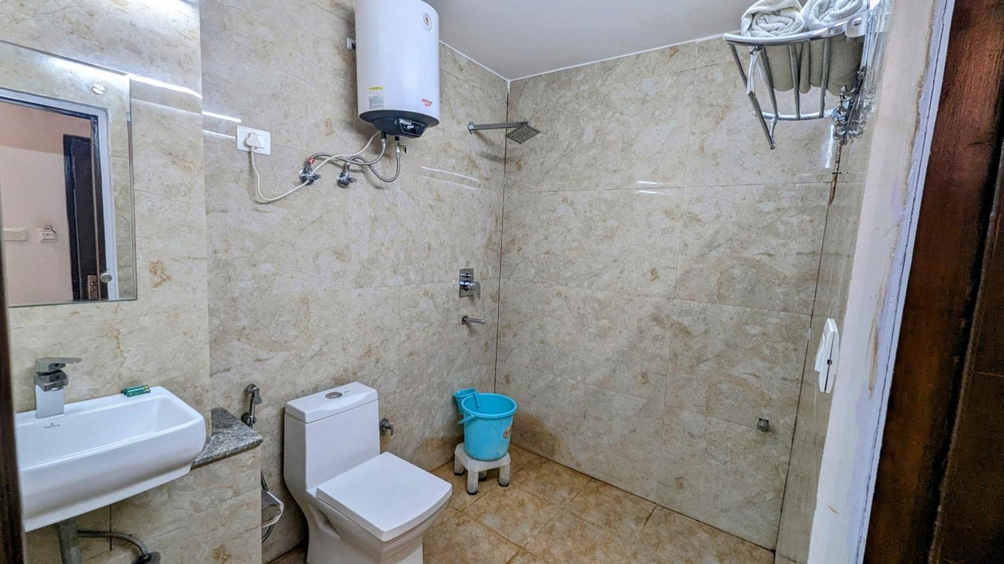 Hotel Moon Taj Near Yashobhoomi Convention Centre Delhi  Luaran gambar